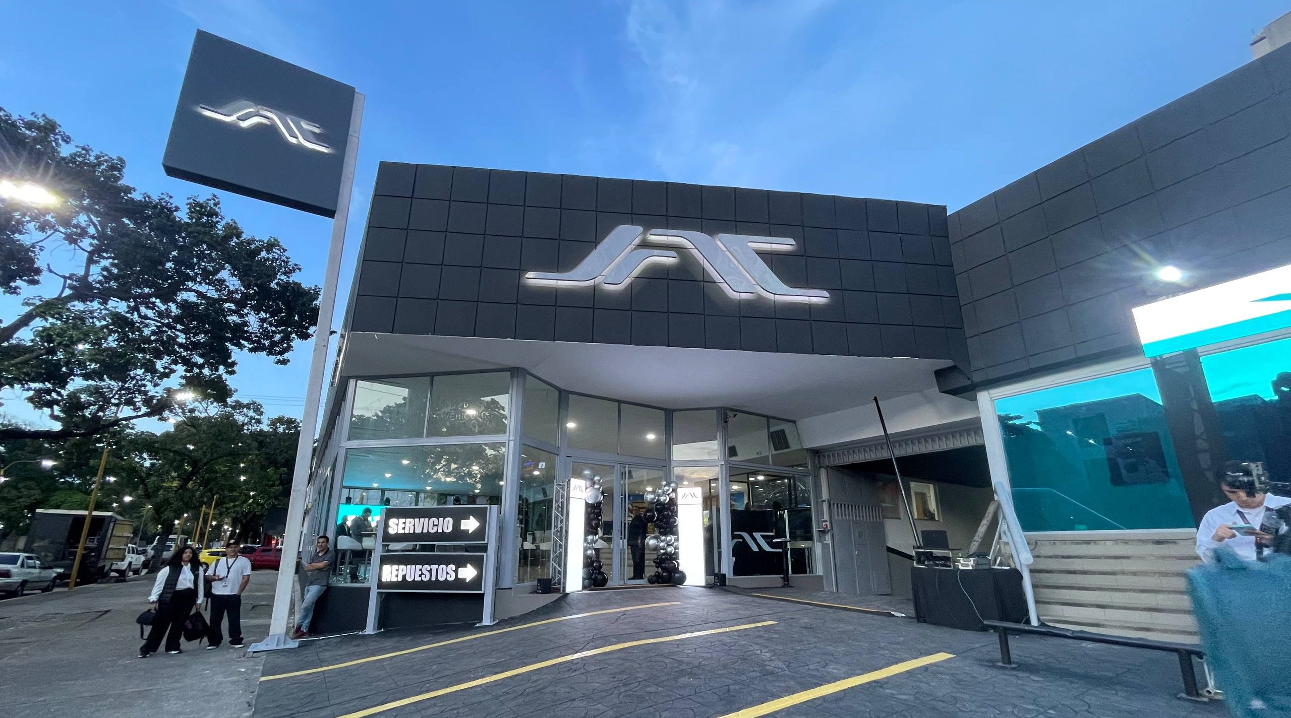 JAC Motors presentó la edición limitada Aventura Pro en su nuevo concesionario de Valencia